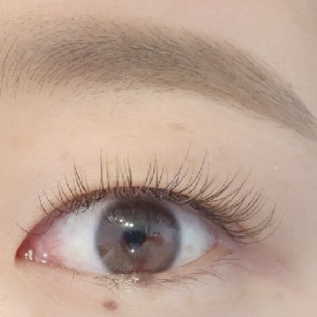 一重まぶたに似合うブラウンカラーの丸みのカールのまつげエクステ