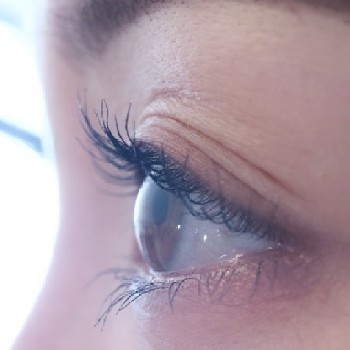 まつげカールで根元から自然に立ち上がった横顔のまつげ。マスカラなしでもくっきりと上向きで美しい仕上がり