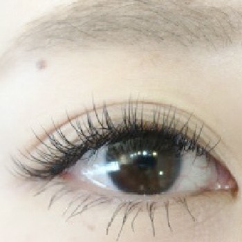 40代の女性の目元にまつげエクステをつけて、マスカラをしなくても華やかに仕上がった写真。