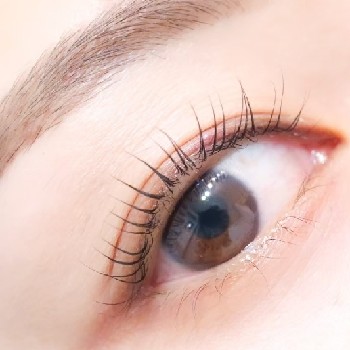 40代女性の横顔に自然なカール。清潔感と若々しさを叶えるまつげカール