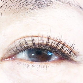 50代女性の目元に自然で上品なまつげエクステが仕上がった写真