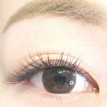 短い長さで自然に濃さを出したまつげエクステの仕上がり写真