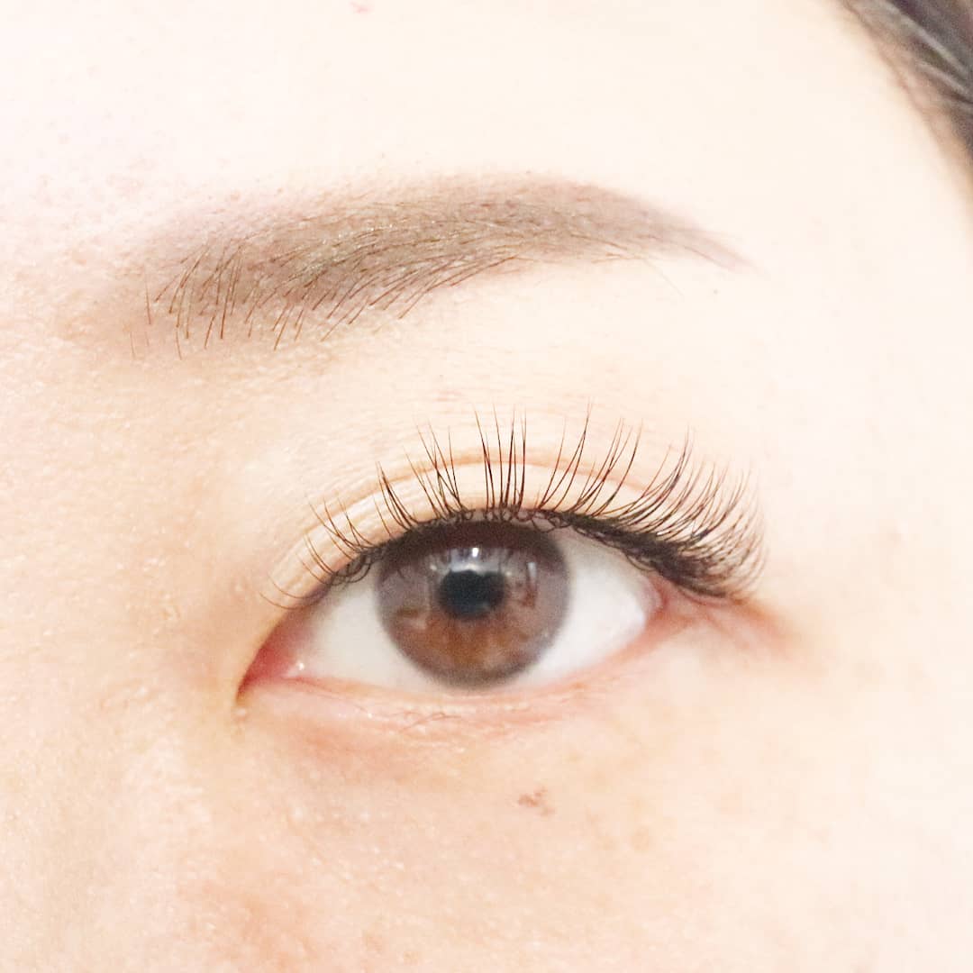 40代のナチュラルなお目元のお客様。まつげエクステで自然にリフトアップした、明るく若々しい目元の仕上がり