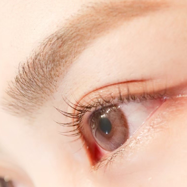 自然に上向きに仕上がったまつげカールのお写真。