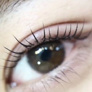 二重さんのまつげを、根元から自然に立ち上げた仕上がり。冬でも下がらないよう、まぶたに当たらない角度で丁寧にデザインしています。