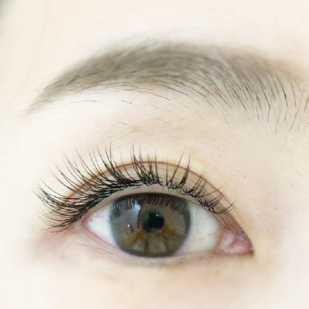 まつげエクステで目の形に合わせた似合わせデザインに仕上がった大人女性の目元