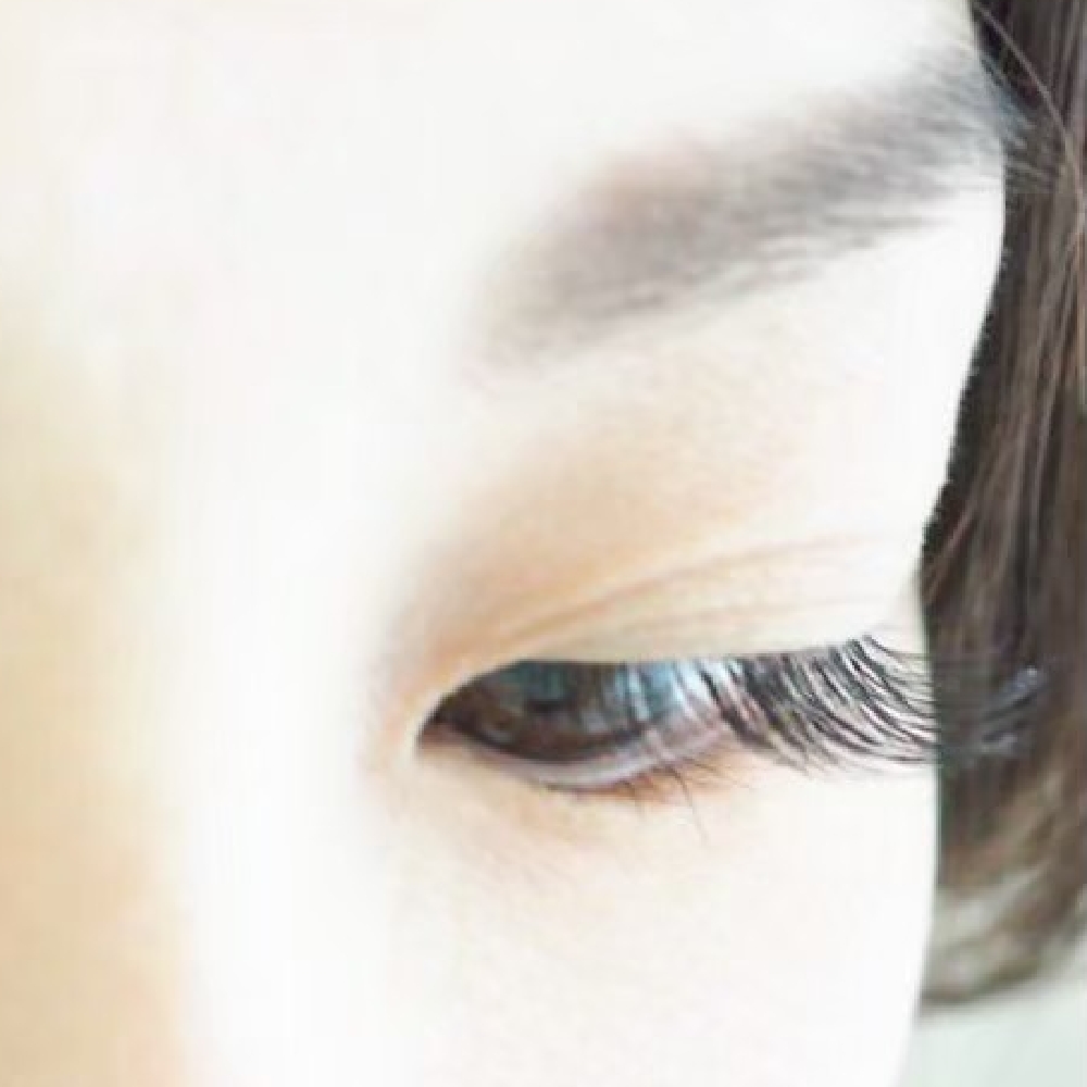 まつげエクステが悪目立ちせず、自然に馴染んだ大人女性の目元