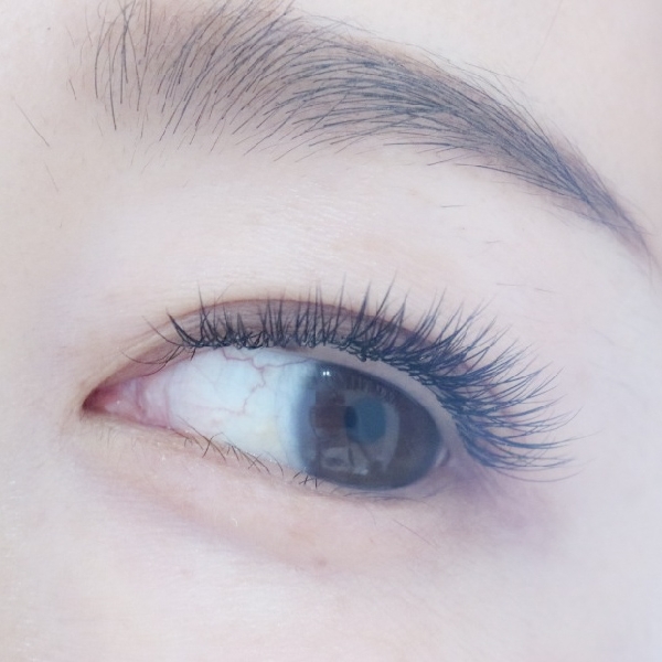 まつげエクステの本数で迷う大人女性に向けた、るいーるのフルセット施術を紹介する画像。自然で上品な仕上がりを表現したデザイン。