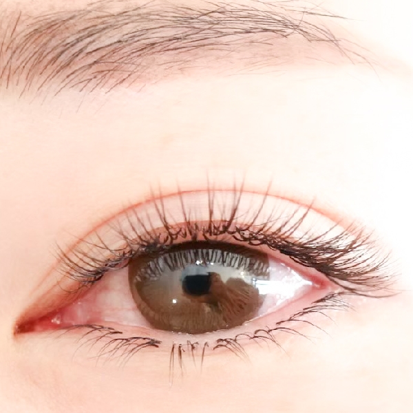 長さを出してもやりすぎに見えない、自然で上品なまつげエクスいぇの仕上がり。
