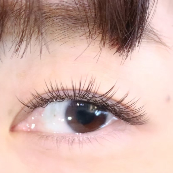 自然なまつげエクステが派手にならず、目元にやさしくなじんでいる大人女性の目元