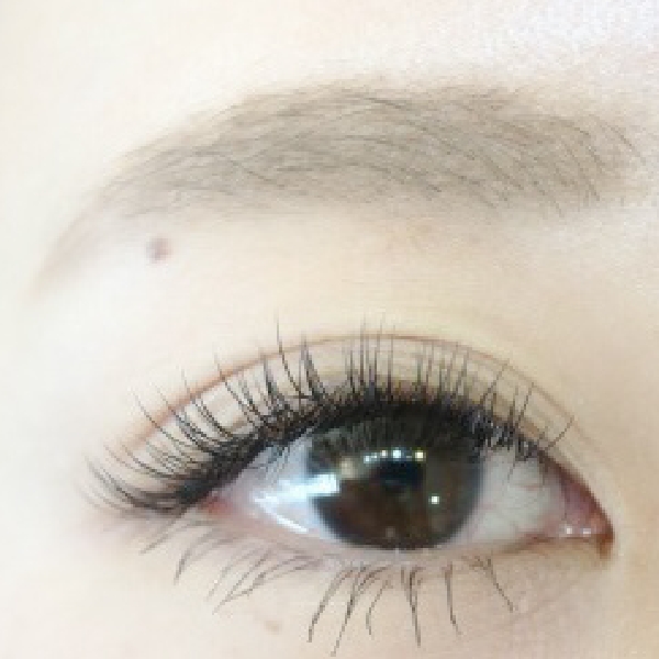 40代女性の目元。まつげエクステが派手にならず、顔の中で自然に馴染んでいる落ち着いた印象のまつげ