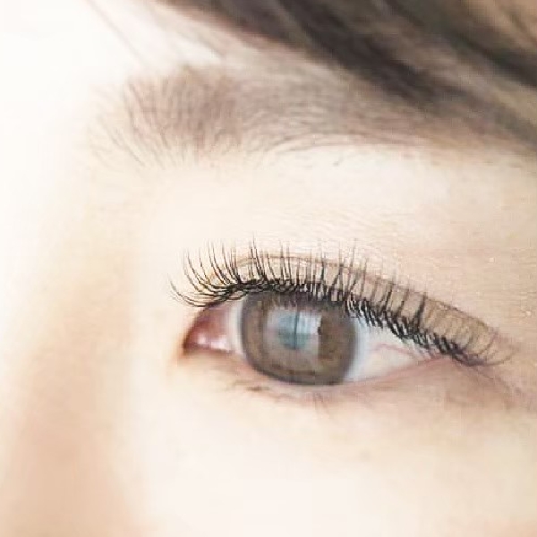 長さを出しながらも、顔立ちに自然に馴染むよう細かく調整したまつげエクステの仕上がり