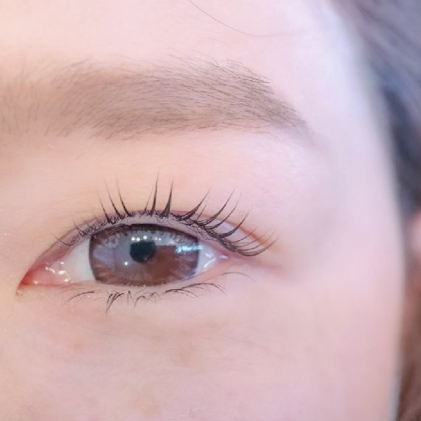 ダメージを抑えて自然に立ち上げた大人女性のまつげカール施術