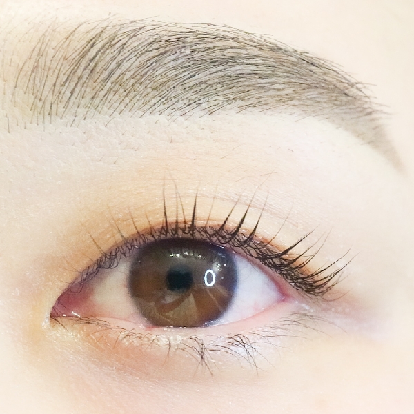 顔に自然に馴染むナチュラルなまつげカールの仕上がり