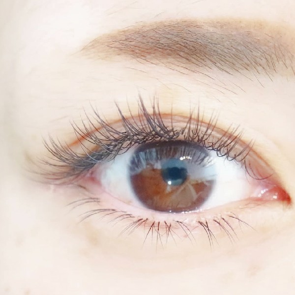 自然な仕上がりのまつげエクステをつけた大人女性の目元。初めてでも安心できる上品デザイン。