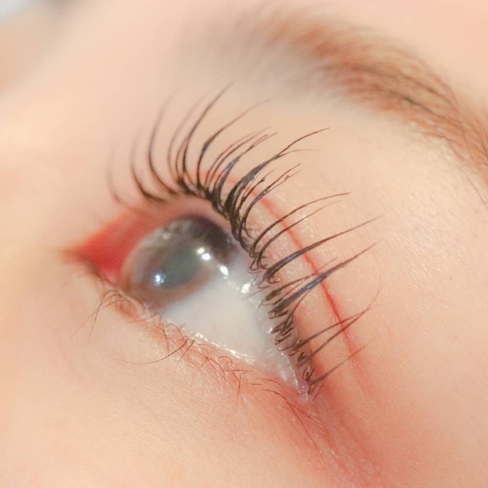 30代後半の女性の目元。まつげカールで根元からしっかり上げても顔の中で自然に馴染んだやさしい印象のまつげ。