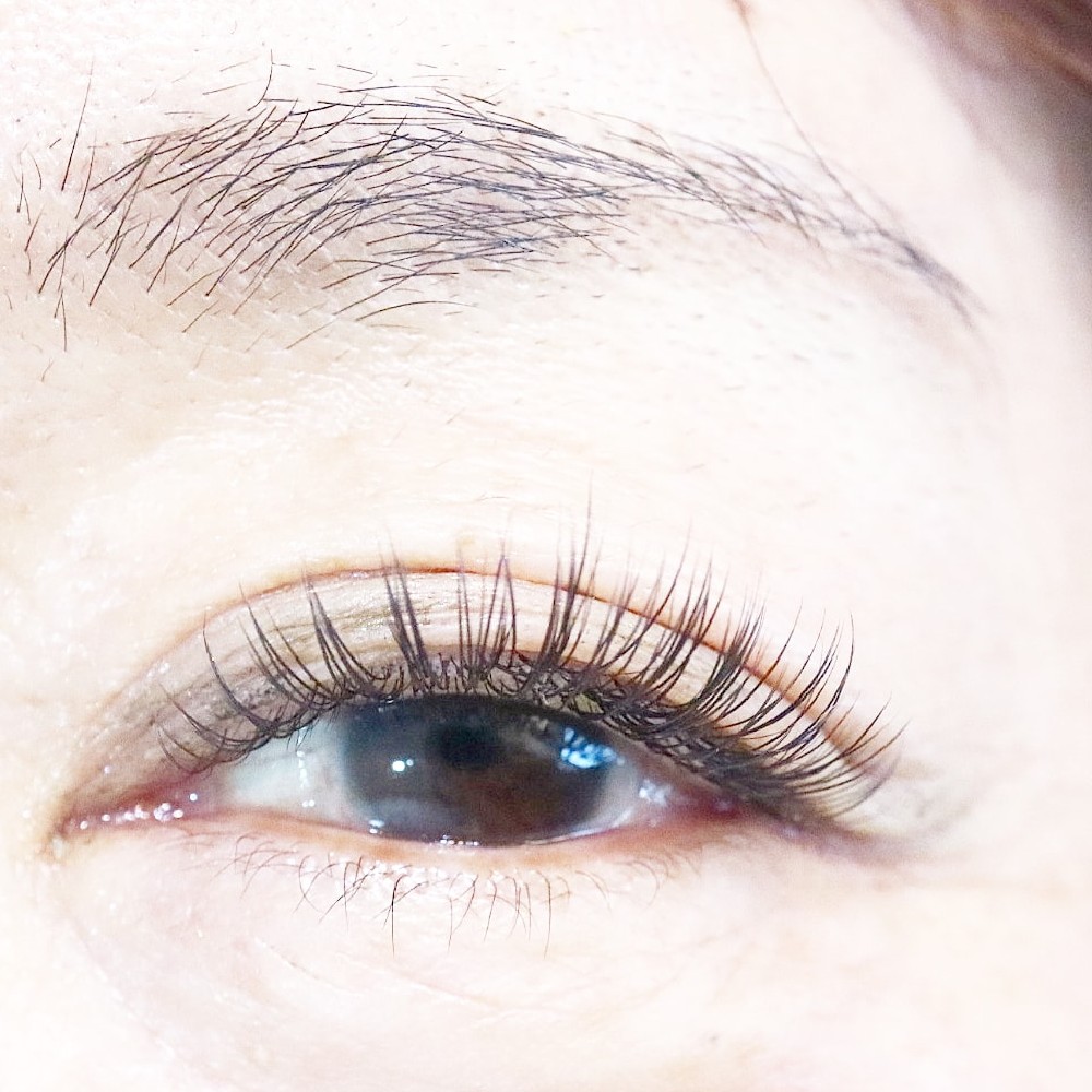 まつげエクステが悪目立ちせず、顔全体に馴染んだ大人女性の目元