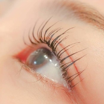 自まつげを活かしたナチュラルなまつげカールで目力が出た大人女性の目元の写真。