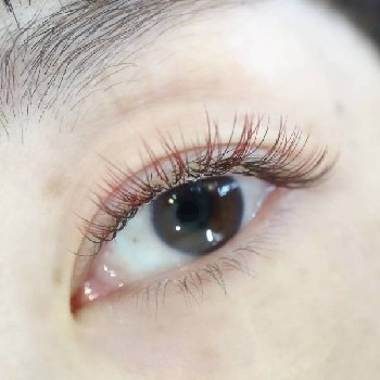 40代でカラーエクステを付けた女性の目元。