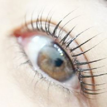 40代前後の女性の自然なまつげカール。目元に合わせでビューラーで上げたような仕上がりに。派手にならず顔全体に馴染んでいる。