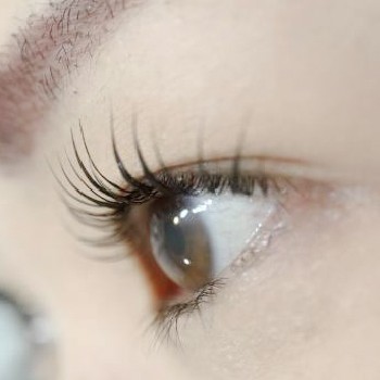 40代前後の女性のまつげカール。根元は自然に立ち上がり、ビューラーをしたような自然な立ち上がりで、派手にならず、顔全体に馴染んでいる