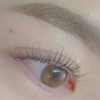 眉毛とまつげを整えたあとの写真。眉周りがスッキリして明るい印象に。