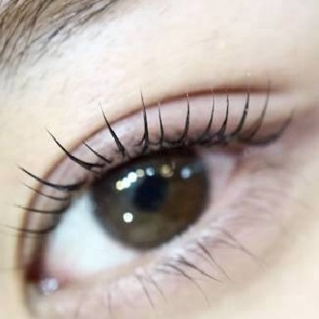自然なまつげカールで整えた女性の目元。派手すひず、まつげが自然に上がった仕上がり。