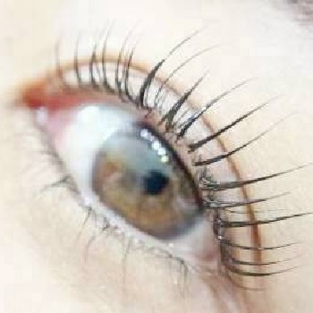 健康なまつげでまつげカールの楽しむ30代女性の目元