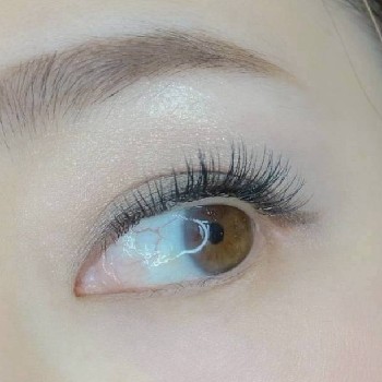 自然な濃さと、長さのマツエクを施した40代前後の女性の目元。派手過ぎず、お顔になじむ上品な仕上がり。